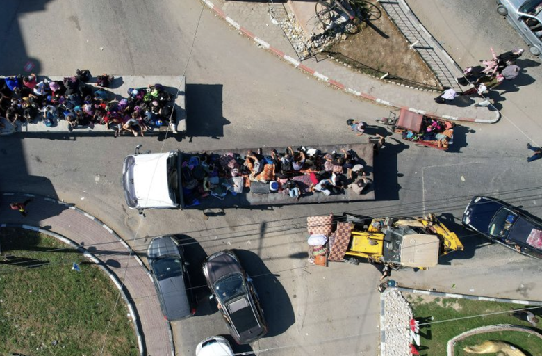 Giờ cảnh b&aacute;o tấn c&ocirc;ng cận k&egrave;, h&agrave;ng ngh&igrave;n người ở Gaza lũ lượt sơ t&aacute;n - Ảnh 4.