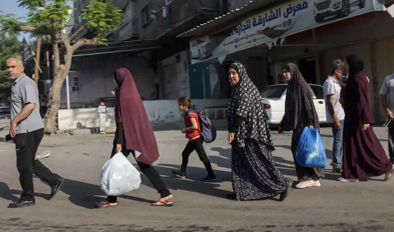 Giờ cảnh b&aacute;o tấn c&ocirc;ng cận k&egrave;, h&agrave;ng ngh&igrave;n người ở Gaza lũ lượt sơ t&aacute;n - Ảnh 3.