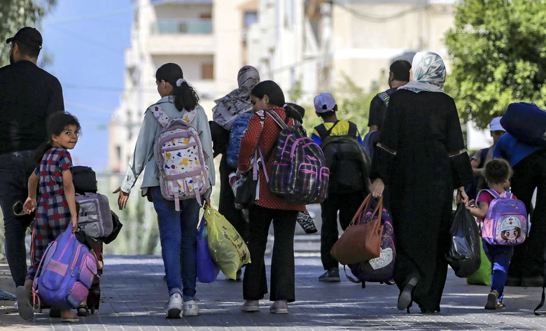 Giờ cảnh b&aacute;o tấn c&ocirc;ng cận k&egrave;, h&agrave;ng ngh&igrave;n người ở Gaza lũ lượt sơ t&aacute;n - Ảnh 5.