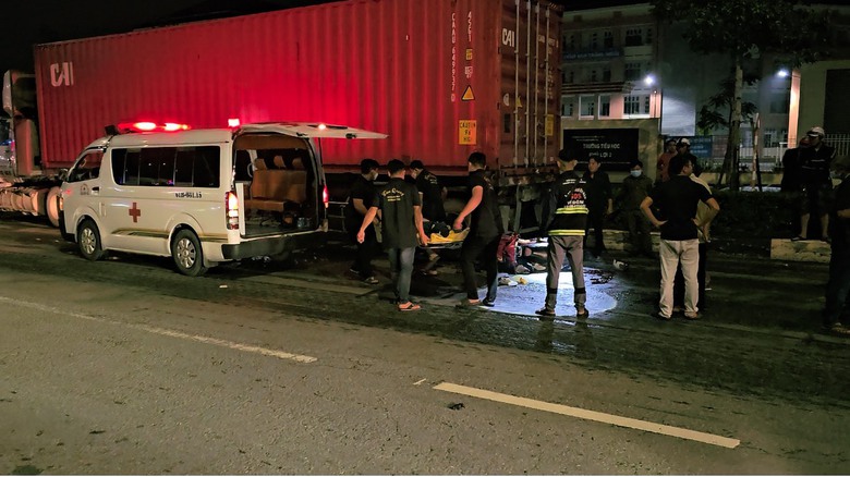 Xe máy tông vào đuôi xe container đang đậu bên đường, nam thanh niên tử vong - Ảnh 2. Xe máy tông vào đuôi xe container đang đậu bên đường, nam thanh niên tử vong - Ảnh 2.