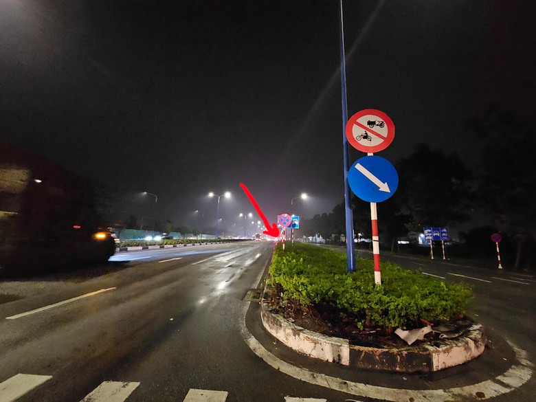 Xe máy tông vào đuôi xe container đang đậu bên đường, nam thanh niên tử vong - Ảnh 3. Xe máy tông vào đuôi xe container đang đậu bên đường, nam thanh niên tử vong - Ảnh 3.