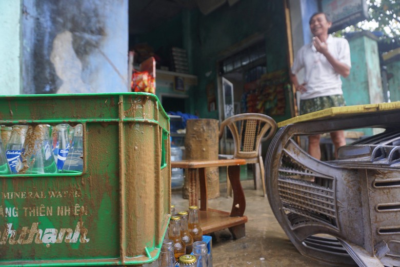 Người Đ&agrave; Nẵng tất tả dọn b&ugrave;n non sau lụt - Ảnh 2.