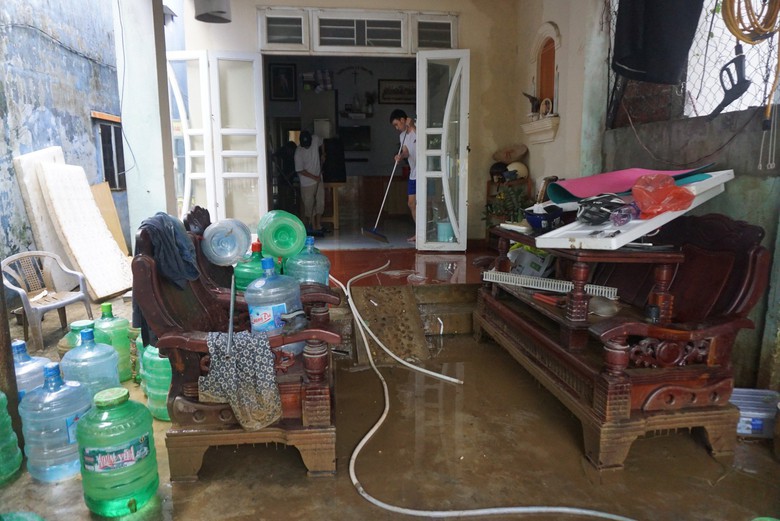 Người Đ&agrave; Nẵng tất tả dọn b&ugrave;n non sau lụt - Ảnh 4.