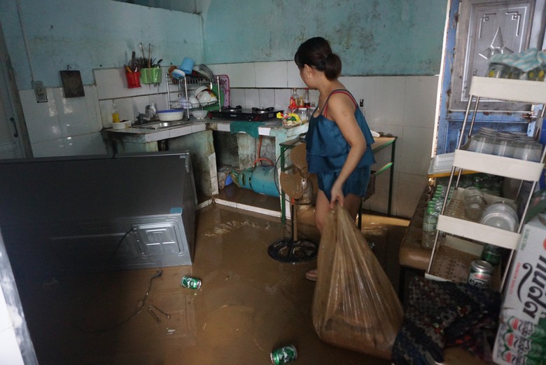 Người Đ&agrave; Nẵng tất tả dọn b&ugrave;n non sau lụt - Ảnh 6.