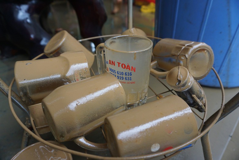 Người Đ&agrave; Nẵng tất tả dọn b&ugrave;n non sau lụt - Ảnh 7.