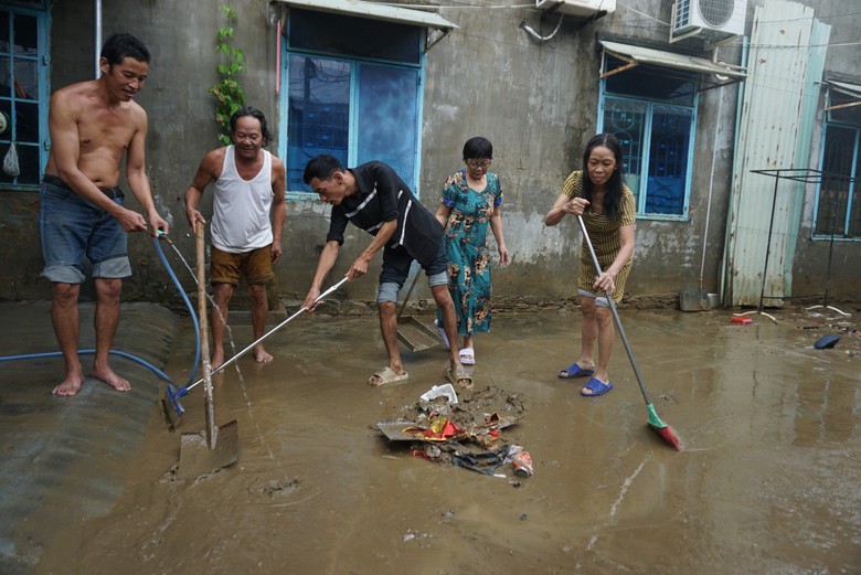 Người Đ&agrave; Nẵng tất tả dọn b&ugrave;n non sau lụt - Ảnh 9.