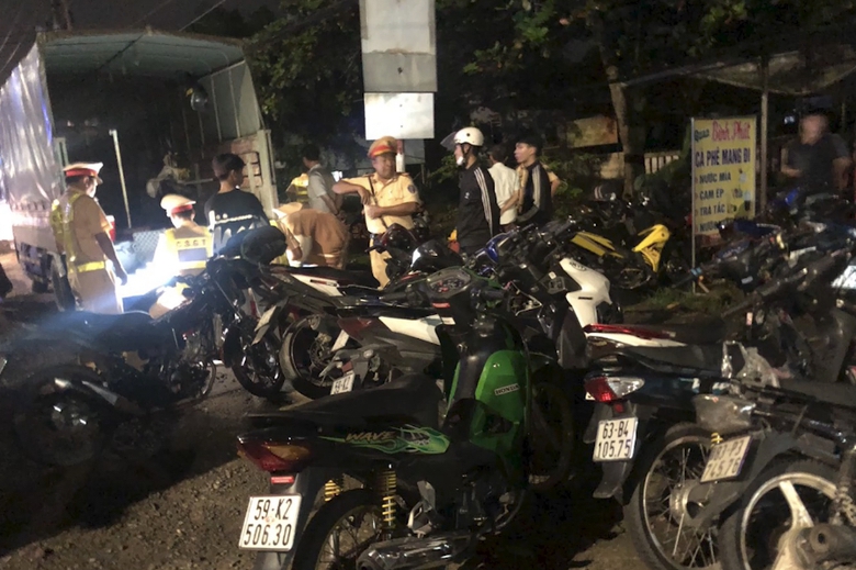 Cảnh sát vây bắt nhóm quái xế gây rối QL1 - Ảnh 1. Cảnh sát vây bắt nhóm quái xế gây rối QL1 - Ảnh 1.