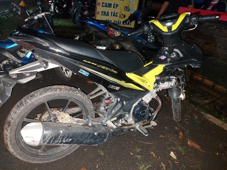 Cảnh sát vây bắt nhóm quái xế gây rối QL1 - Ảnh 2. Cảnh sát vây bắt nhóm quái xế gây rối QL1 - Ảnh 2.