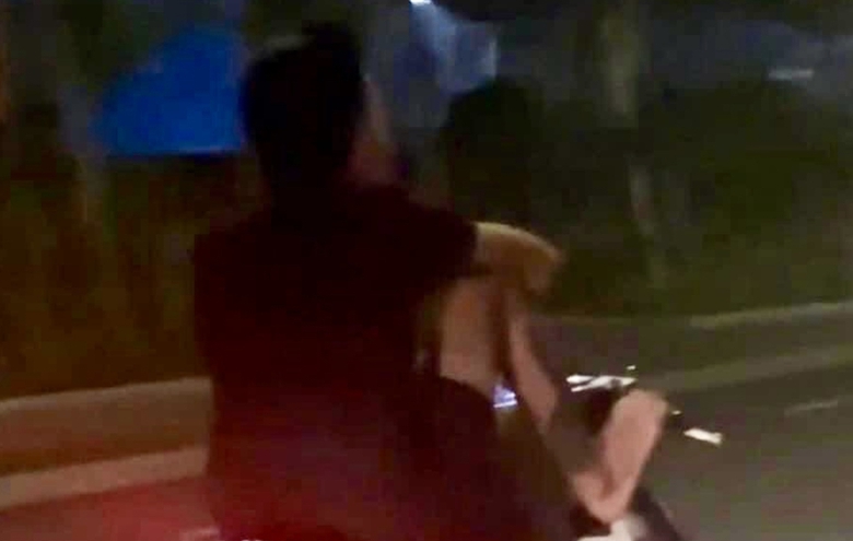 Xử phạt 9 triệu đồng thanh ni&ecirc;n l&aacute;i xe bằng ch&acirc;n ở Đồng Nai - Ảnh 1.