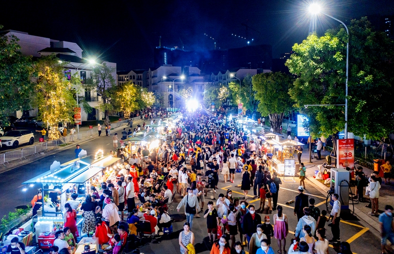 TP.HCM: Khi người đi bộ gặp phiền to&aacute;i ở phố đi bộ - Ảnh 2.