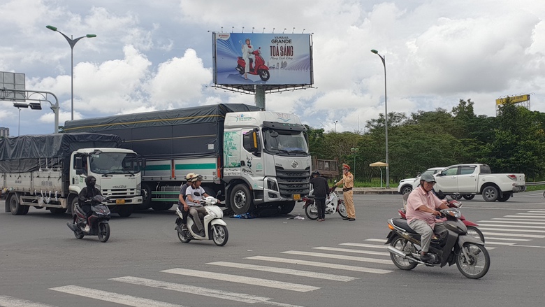 Cần Thơ: Người đàn ông chết thảm dưới bánh xe tải ở nút giao IC3 - Ảnh 2. Cần Thơ: Người đàn ông chết thảm dưới bánh xe tải ở nút giao IC3 - Ảnh 2.