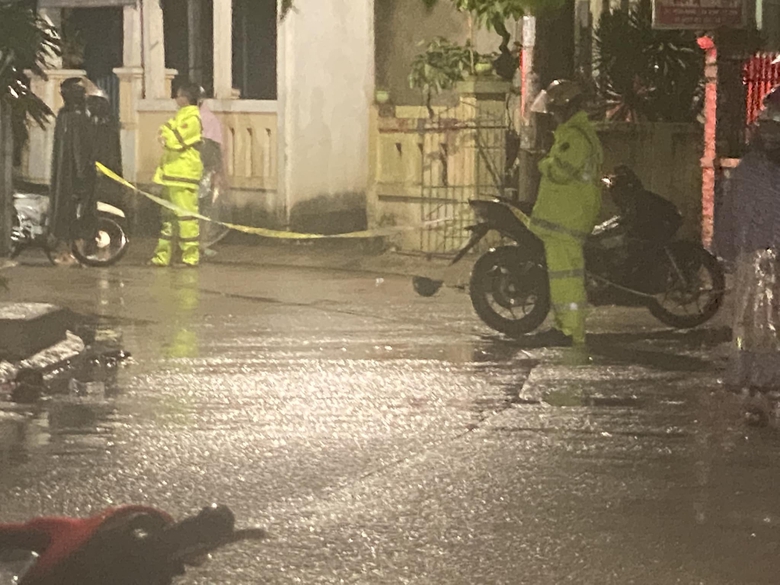 Hai học sinh điều khiển xe máy tông vào cột điện, một người tử vong tại chỗ - Ảnh 1. Hai học sinh điều khiển xe máy tông vào cột điện, một người tử vong tại chỗ - Ảnh 1.