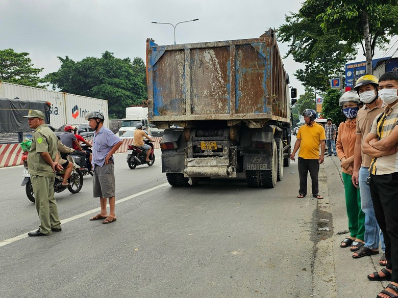 Xe ben lấn l&agrave;n va chạm với xe m&aacute;y, người phụ nữ bị c&aacute;n tử vong  - Ảnh 2.