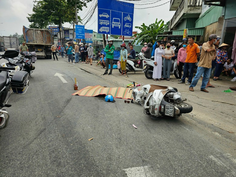 Xe ben lấn l&agrave;n va chạm với xe m&aacute;y, người phụ nữ bị c&aacute;n tử vong  - Ảnh 1.