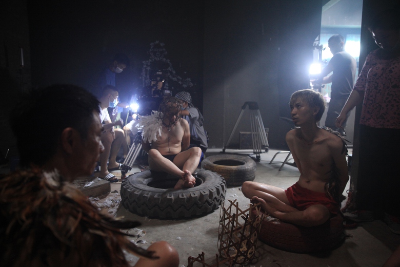 Nam ch&iacute;nh "Th&agrave;nh phố ngủ gật" cưới c&ocirc; em d&ugrave; c&oacute; cảnh n&oacute;ng với c&ocirc; chị tr&ecirc;n phim - Ảnh 2.