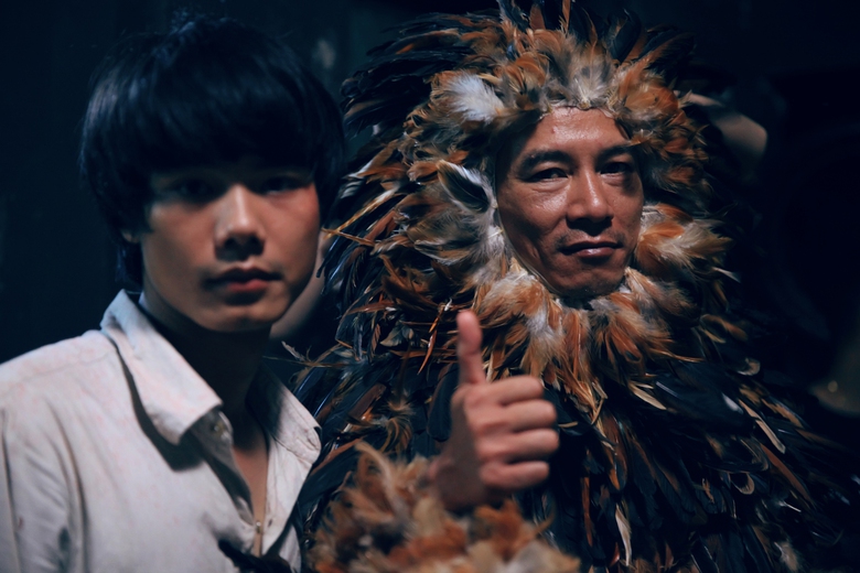 Nam ch&iacute;nh "Th&agrave;nh phố ngủ gật" cưới c&ocirc; em d&ugrave; c&oacute; cảnh n&oacute;ng với c&ocirc; chị tr&ecirc;n phim - Ảnh 1.