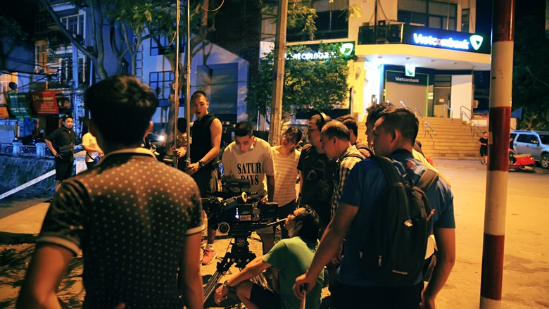 Nam ch&iacute;nh "Th&agrave;nh phố ngủ gật" cưới c&ocirc; em d&ugrave; c&oacute; cảnh n&oacute;ng với c&ocirc; chị tr&ecirc;n phim - Ảnh 3.