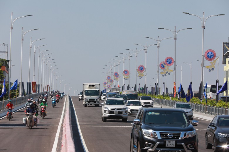 Người tham gia giao thông qua cầu Vĩnh Tuy lưu ý gì? - Ảnh 1. Người tham gia giao thông qua cầu Vĩnh Tuy lưu ý gì? - Ảnh 1.