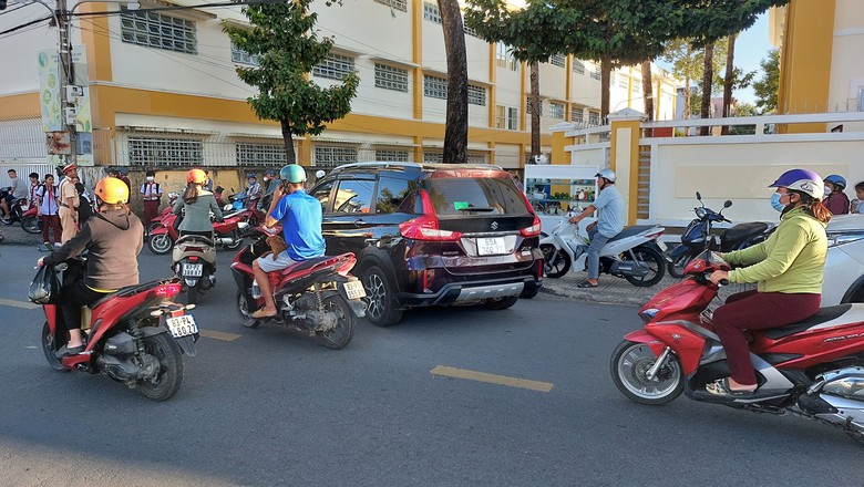 Xử lý hàng chục tài xế bất chấp biển cấm, lái ô tô vào trường học ngay giờ cao điểm - Ảnh 1. Xử lý hàng chục tài xế bất chấp biển cấm, lái ô tô vào trường học ngay giờ cao điểm - Ảnh 1.
