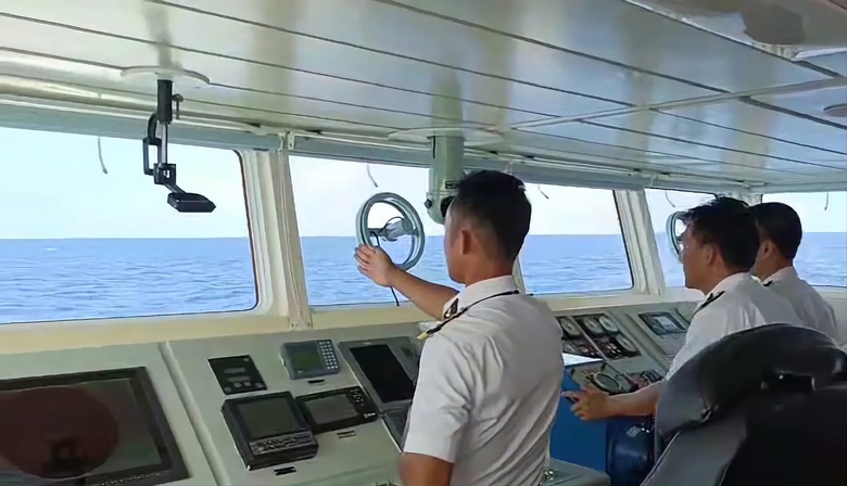 Phát hiện áo quần, chăn màn tại vị trí tàu câu mực Quảng Nam bị chìm - Ảnh 1. Phát hiện áo quần, chăn màn tại vị trí tàu câu mực Quảng Nam bị chìm - Ảnh 1.