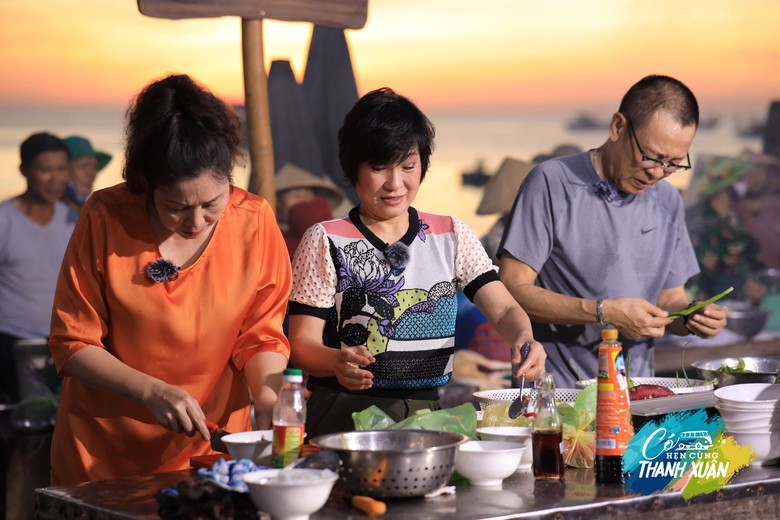 Không chỉ ôn lại những cảm xúc thời thanh xuân, các nhân vật còn sẵn sàng tham gia trải nghiệm những thử thách, trò chơi thú vị từ đó truyền cảm hứng để những người đồng niên can đảm "vượt qua vùng an toàn". Không chỉ ôn lại những cảm xúc thời thanh xuân, các nhân vật còn sẵn sàng tham gia trải nghiệm những thử thách, trò chơi thú vị từ đó truyền cảm hứng để những người đồng niên can đảm "vượt qua vùng an toàn".