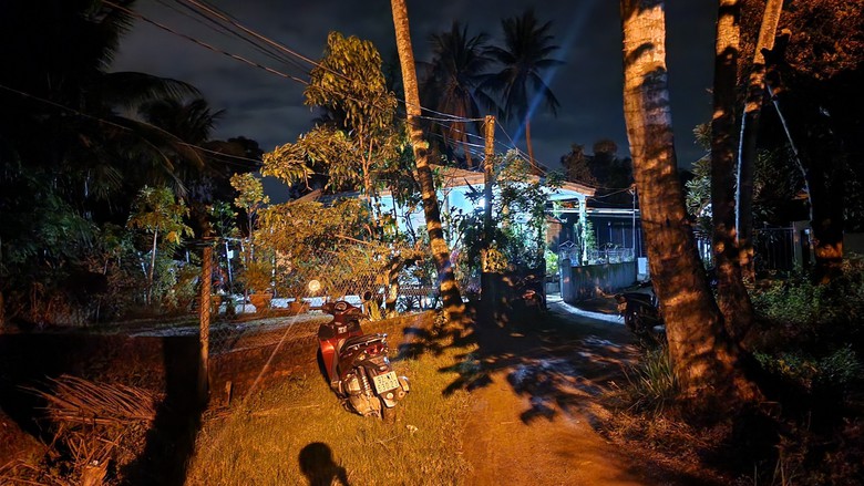 Bão lòng trong căn nhà nhỏ giữa làng chài đêm khuya - Ảnh 2. Bão lòng trong căn nhà nhỏ giữa làng chài đêm khuya - Ảnh 2.