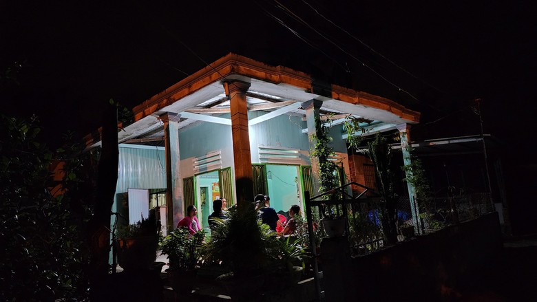 Bão lòng trong căn nhà nhỏ giữa làng chài đêm khuya - Ảnh 3. Bão lòng trong căn nhà nhỏ giữa làng chài đêm khuya - Ảnh 3.