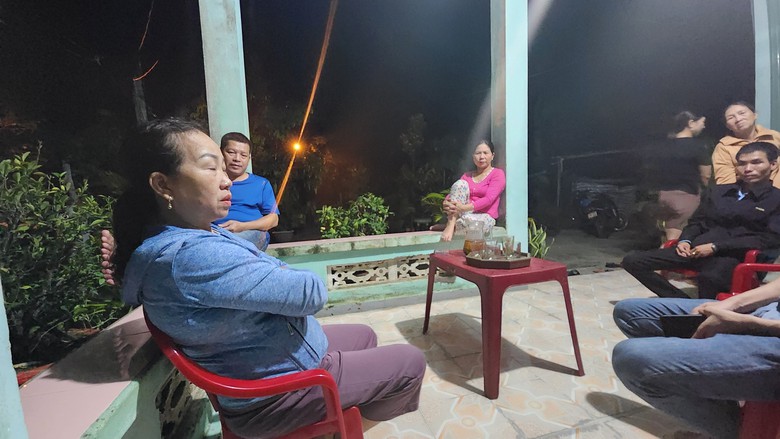 Bão lòng trong căn nhà nhỏ giữa làng chài đêm khuya - Ảnh 4. Bão lòng trong căn nhà nhỏ giữa làng chài đêm khuya - Ảnh 4.