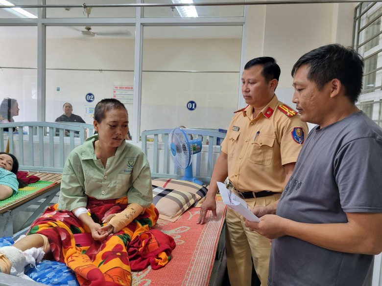 Trao 11 triệu đồng cho người mẹ đơn th&acirc;n nu&ocirc;i ba con nhỏ nguy kịch sau tai nạn - Ảnh 2.