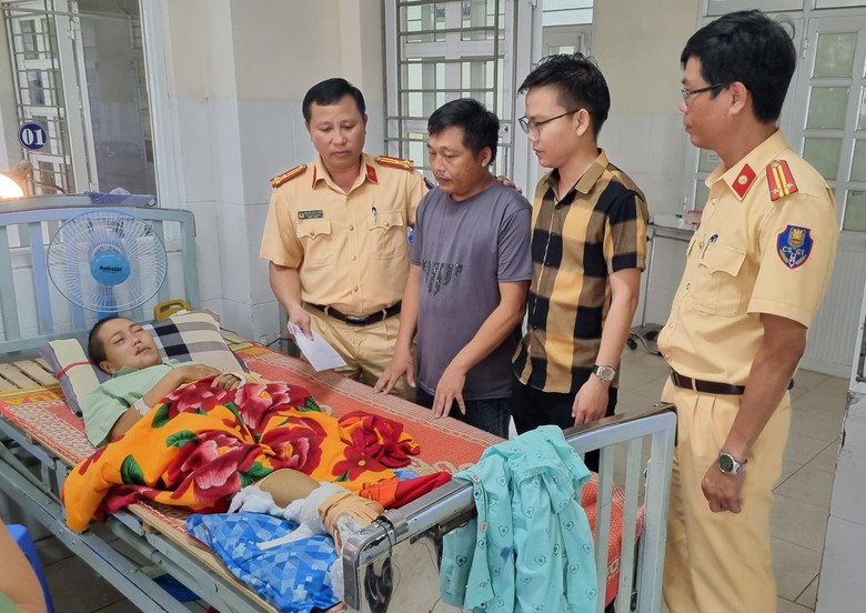 Trao 11 triệu đồng cho người mẹ đơn th&acirc;n nu&ocirc;i ba con nhỏ nguy kịch sau tai nạn - Ảnh 1.