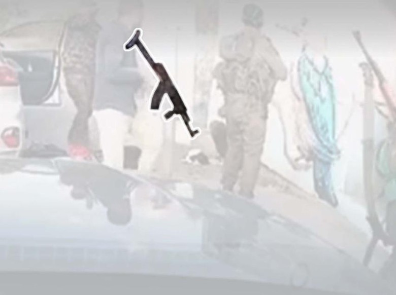 M&aacute;y ủi, d&ugrave; lượn, AK-47 - Kh&aacute;m ph&aacute; kho vũ kh&iacute; "ma qu&aacute;i" của Hamas khiến Israel bất ngờ! - Ảnh 2.