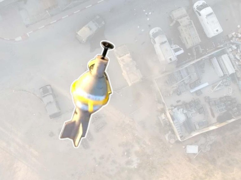 M&aacute;y ủi, d&ugrave; lượn, AK-47 - Kh&aacute;m ph&aacute; kho vũ kh&iacute; "ma qu&aacute;i" của Hamas khiến Israel bất ngờ! - Ảnh 5.