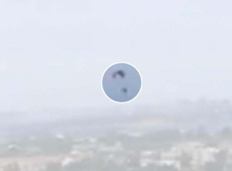 M&aacute;y ủi, d&ugrave; lượn, AK-47 - Kh&aacute;m ph&aacute; kho vũ kh&iacute; "ma qu&aacute;i" của Hamas khiến Israel bất ngờ! - Ảnh 6.