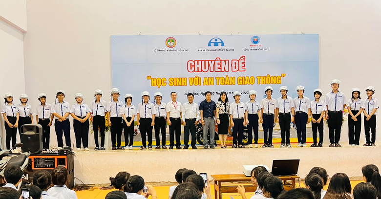 H&agrave;ng ng&agrave;n học sinh cấp 3 ở Cần Thơ h&aacute;o hức nhận qu&agrave;, nghe tuy&ecirc;n truyền an to&agrave;n giao th&ocirc;ng - Ảnh 3.