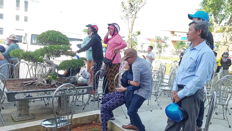 Nh&oacute;i l&ograve;ng cảnh vợ g&agrave;o kh&oacute;c t&igrave;m chồng, con t&igrave;m cha mất t&iacute;ch tr&ecirc;n biển - Ảnh 1.