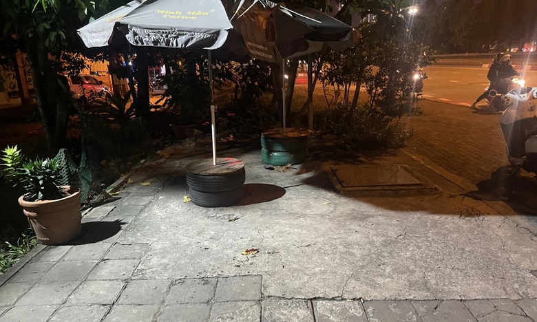 M&acirc;u thuẫn tranh gi&agrave;nh kh&aacute;ch, hai anh em xe &ocirc;m đ&acirc;m đồng nghiệp gục tại chỗ   - Ảnh 1.