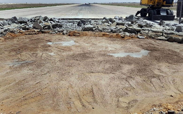 Hai s&acirc;n bay tại Syria t&ecirc; liệt v&igrave; tr&uacute;ng đ&ograve;n kh&ocirc;ng k&iacute;ch của Israel - Ảnh 1.