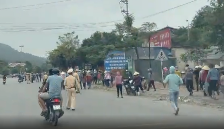 Khoảng 300 người tụ tập phản đối x&acirc;y dựng cảng container Long Sơn - Ảnh 1.