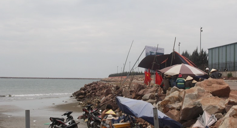 Khoảng 300 người tụ tập phản đối x&acirc;y dựng cảng container Long Sơn - Ảnh 2.