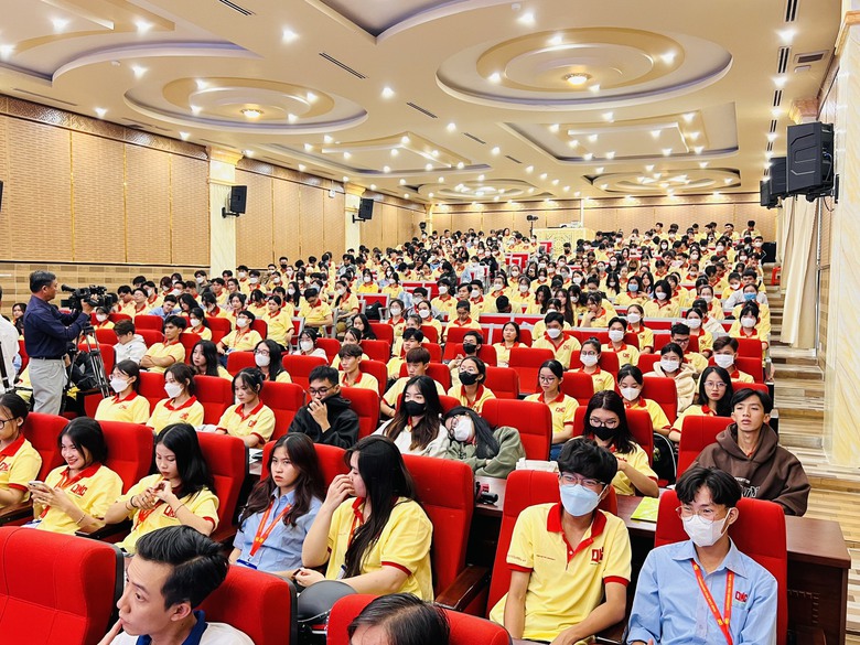 Phổ biến kỹ năng sơ cấp cứu, hướng dẫn lái xe an toàn cho sinh viên Cần Thơ - Ảnh 1. Phổ biến kỹ năng sơ cấp cứu, hướng dẫn lái xe an toàn cho sinh viên Cần Thơ - Ảnh 1.