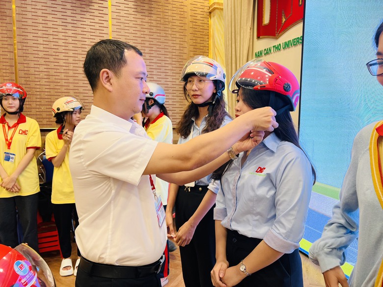 Phổ biến kỹ năng sơ cấp cứu, hướng dẫn lái xe an toàn cho sinh viên Cần Thơ - Ảnh 2. Phổ biến kỹ năng sơ cấp cứu, hướng dẫn lái xe an toàn cho sinh viên Cần Thơ - Ảnh 2.