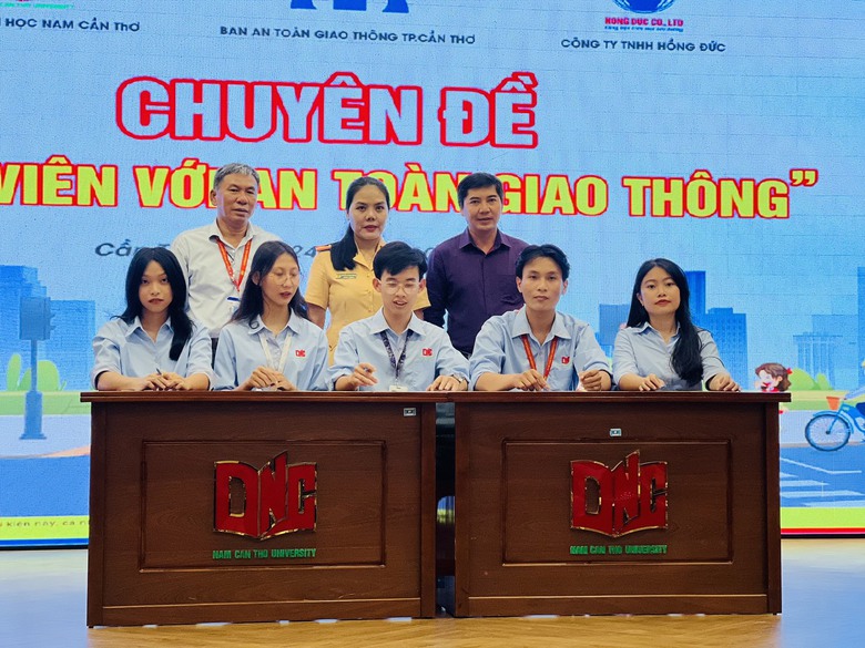 Phổ biến kỹ năng sơ cấp cứu, hướng dẫn lái xe an toàn cho sinh viên Cần Thơ - Ảnh 3. Phổ biến kỹ năng sơ cấp cứu, hướng dẫn lái xe an toàn cho sinh viên Cần Thơ - Ảnh 3.