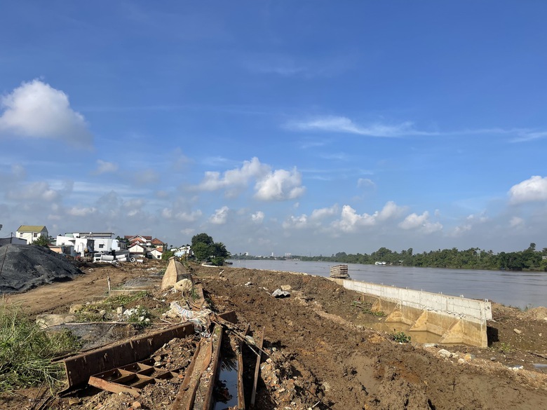 Người d&acirc;n nhường đất l&agrave;m đường ven s&ocirc;ng Đồng Nai vẫn mỏi m&ograve;n chờ t&aacute;i định cư - Ảnh 1.