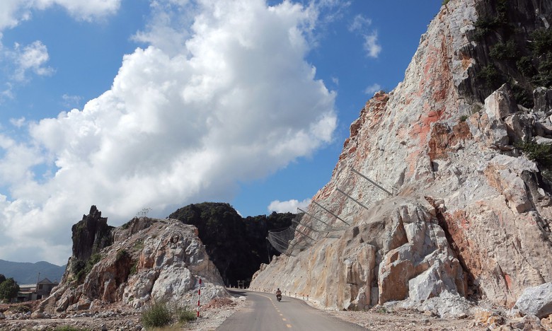 Phủ bê tông vách núi, tránh đá rơi xuống đường gom cao tốc - Ảnh 6. Phủ bê tông vách núi, tránh đá rơi xuống đường gom cao tốc - Ảnh 6.