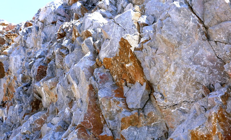 Phủ bê tông vách núi, tránh đá rơi xuống đường gom cao tốc - Ảnh 3. Phủ bê tông vách núi, tránh đá rơi xuống đường gom cao tốc - Ảnh 3.