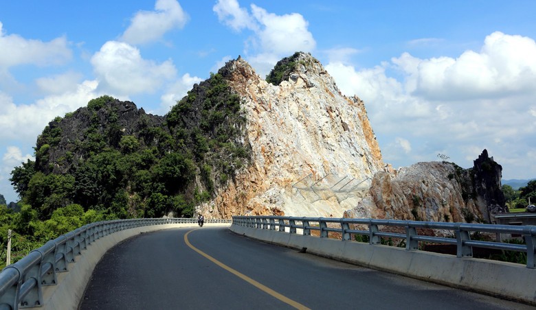 Phủ bê tông vách núi, tránh đá rơi xuống đường gom cao tốc - Ảnh 2. Phủ bê tông vách núi, tránh đá rơi xuống đường gom cao tốc - Ảnh 2.