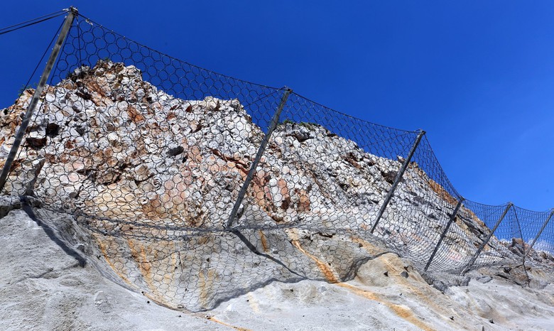 Phủ bê tông vách núi, tránh đá rơi xuống đường gom cao tốc - Ảnh 4. Phủ bê tông vách núi, tránh đá rơi xuống đường gom cao tốc - Ảnh 4.