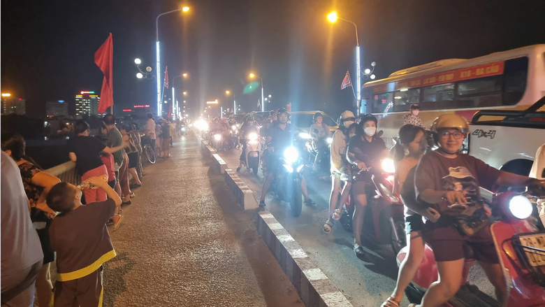 D&ograve;ng người đổ về phố đi bộ đầu ti&ecirc;n ở Ho&agrave; B&igrave;nh trong ng&agrave;y khai trương - Ảnh 2.