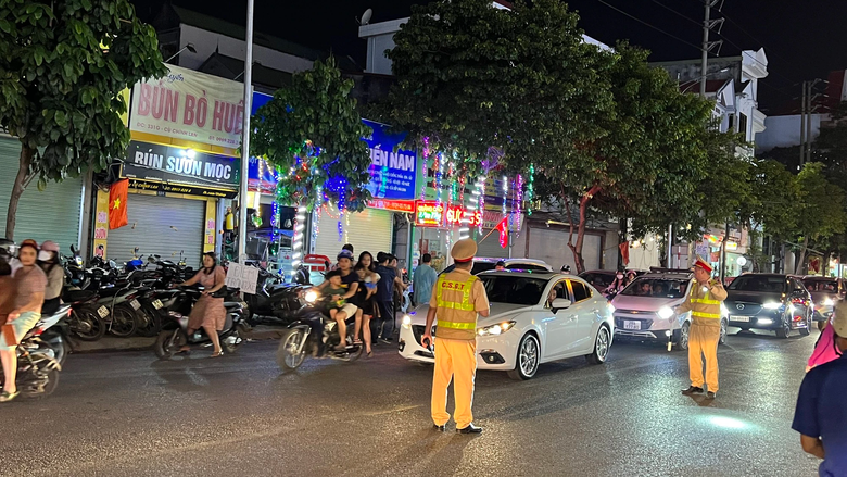 D&ograve;ng người đổ về phố đi bộ đầu ti&ecirc;n ở Ho&agrave; B&igrave;nh trong ng&agrave;y khai trương - Ảnh 3.