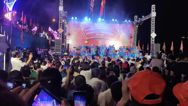 D&ograve;ng người đổ về phố đi bộ đầu ti&ecirc;n ở Ho&agrave; B&igrave;nh trong ng&agrave;y khai trương - Ảnh 9.